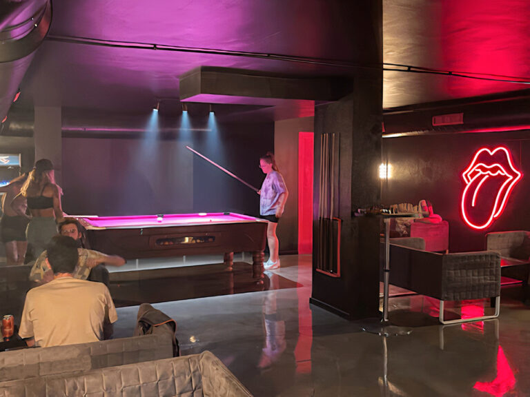 Sticky Dabs BCN Social Club - second area with pool table